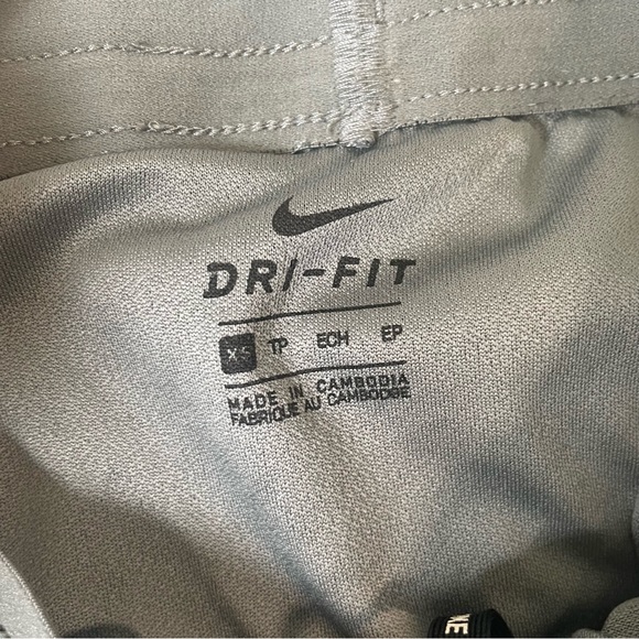 Nike Dri-Fit Light Grey Running Shorts - Picture 6 of 6
